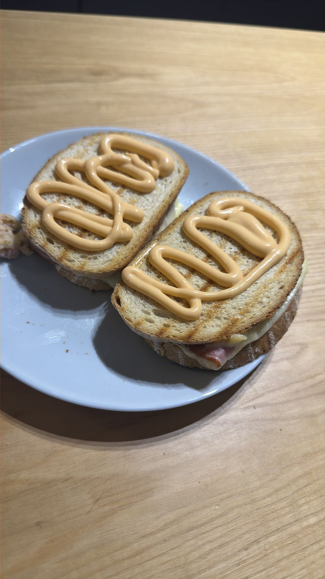 kanapki z szynką i sosem