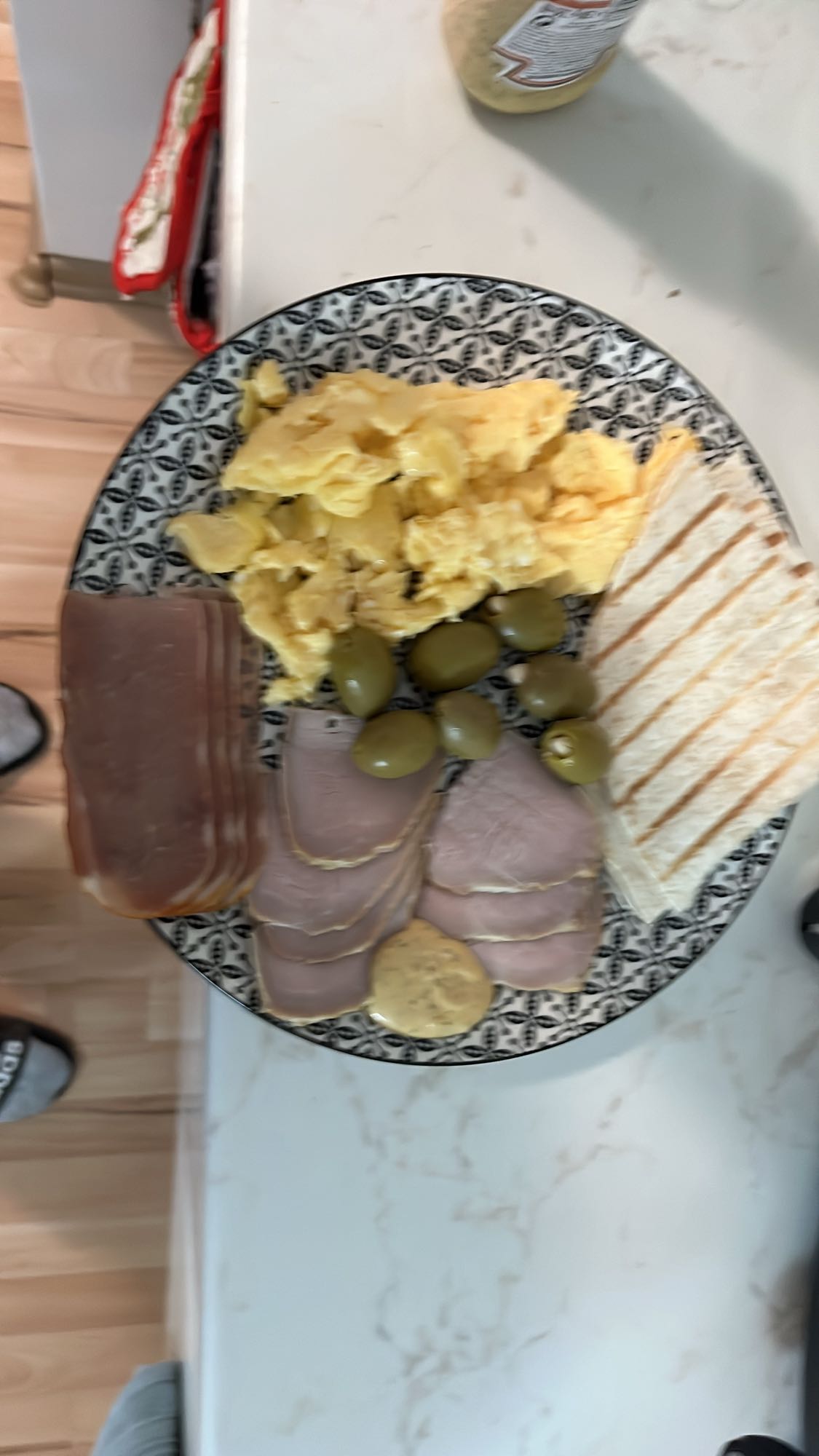 Закуска с яйца и месо