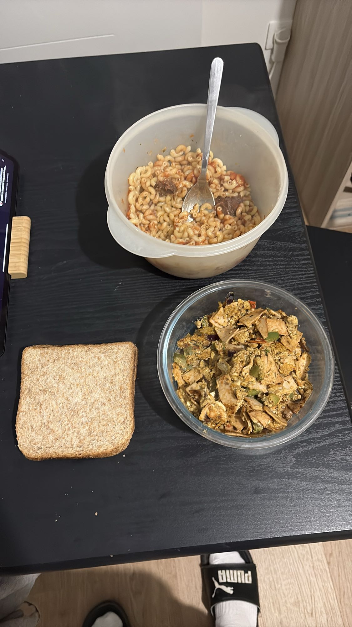 Pâtes, œufs brouillés, pain