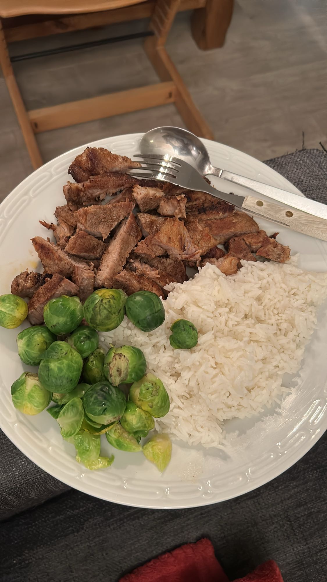 Andebryst med ris og rosenkål