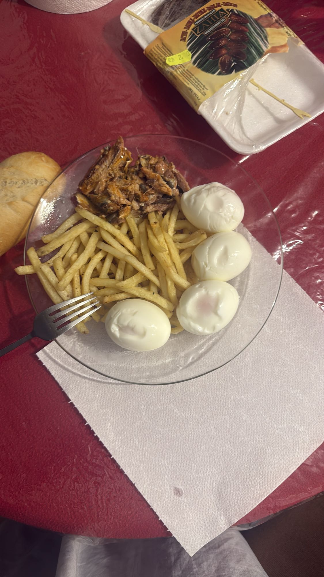 Huevos, papas fritas y pollo