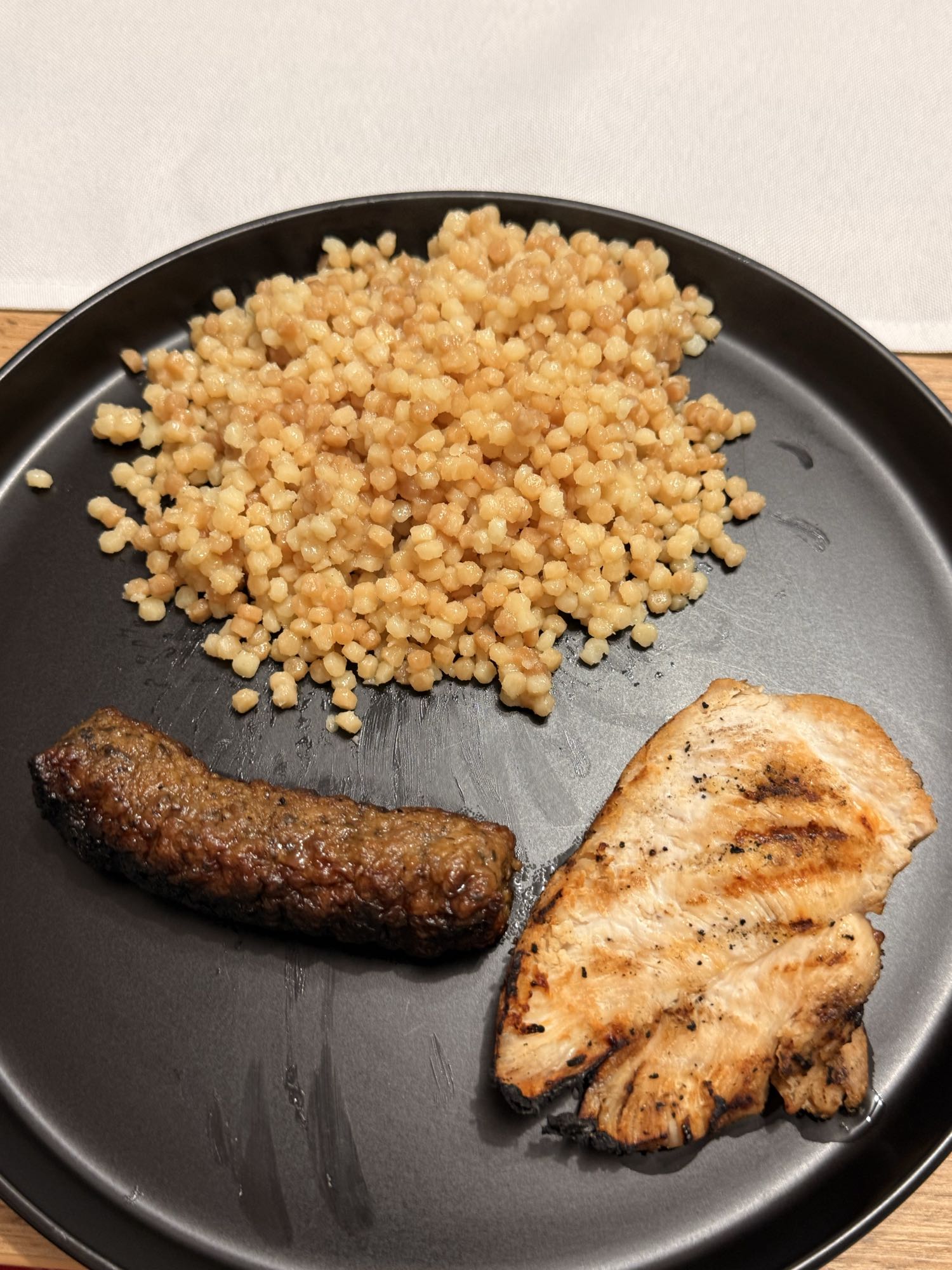 Pui la grătar cu cuscus și mici