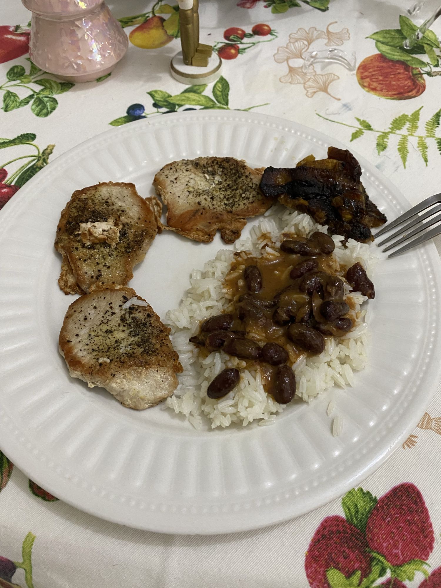 Cerdo con arroz y frijoles