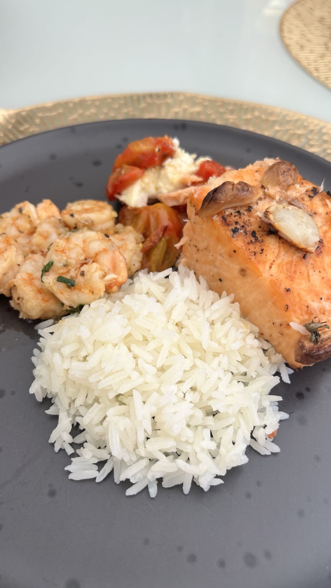 Salmão, camarão e arroz