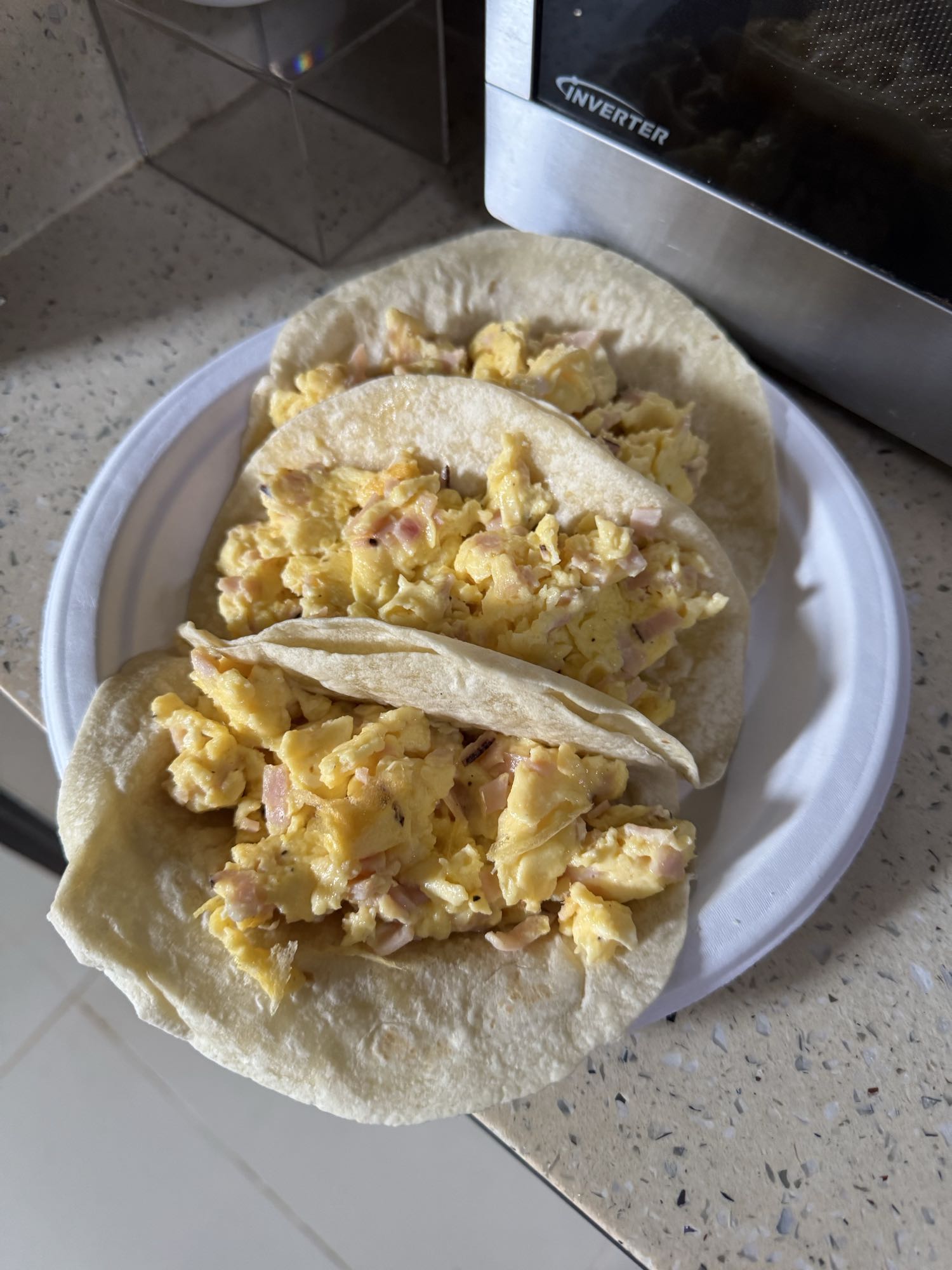 Tacos de huevo con jamón de pavo y mantequilla