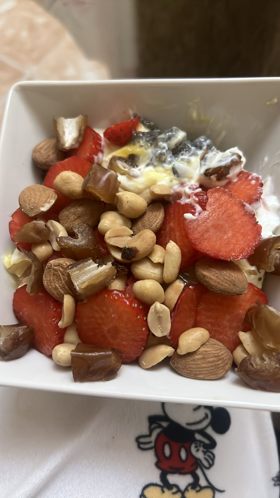yogur con frutas y nueces