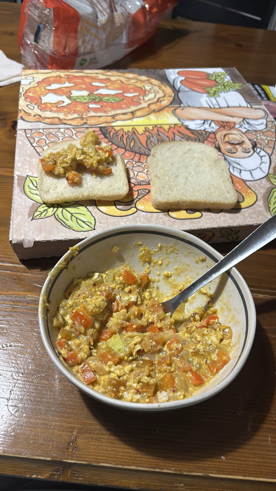 Pan con revuelto vegetal