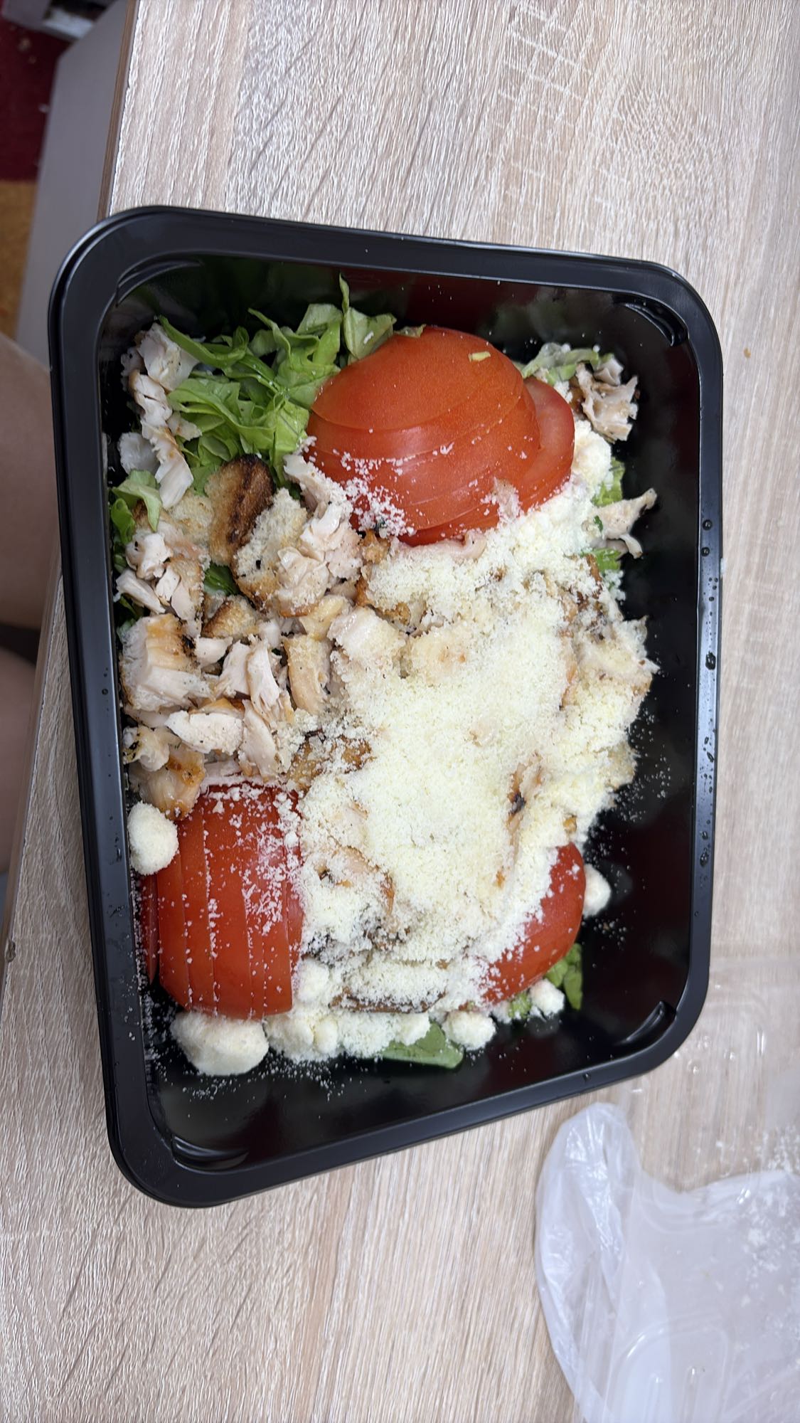 Salată cu pui și parmezan