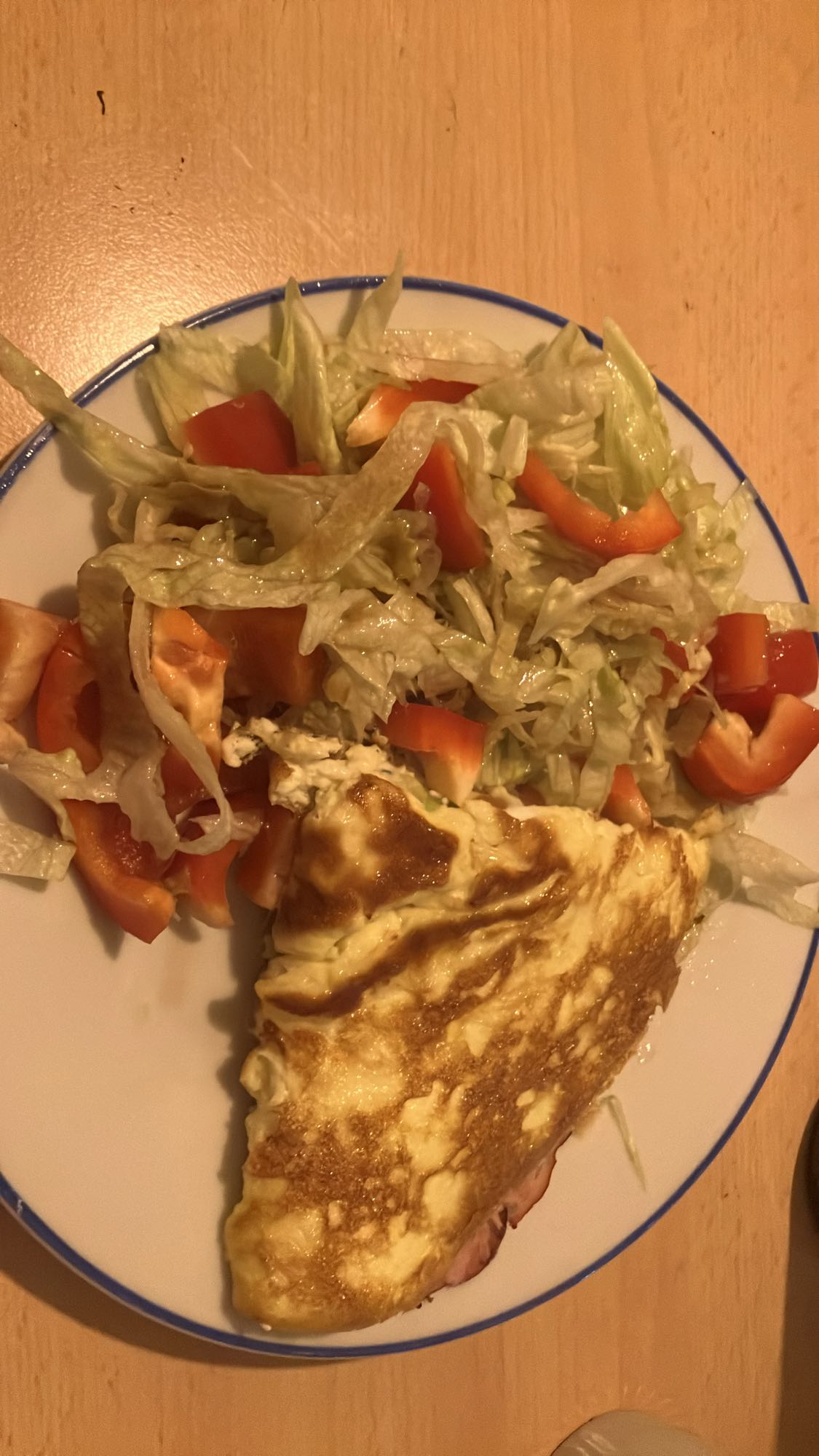 Omelete com salada