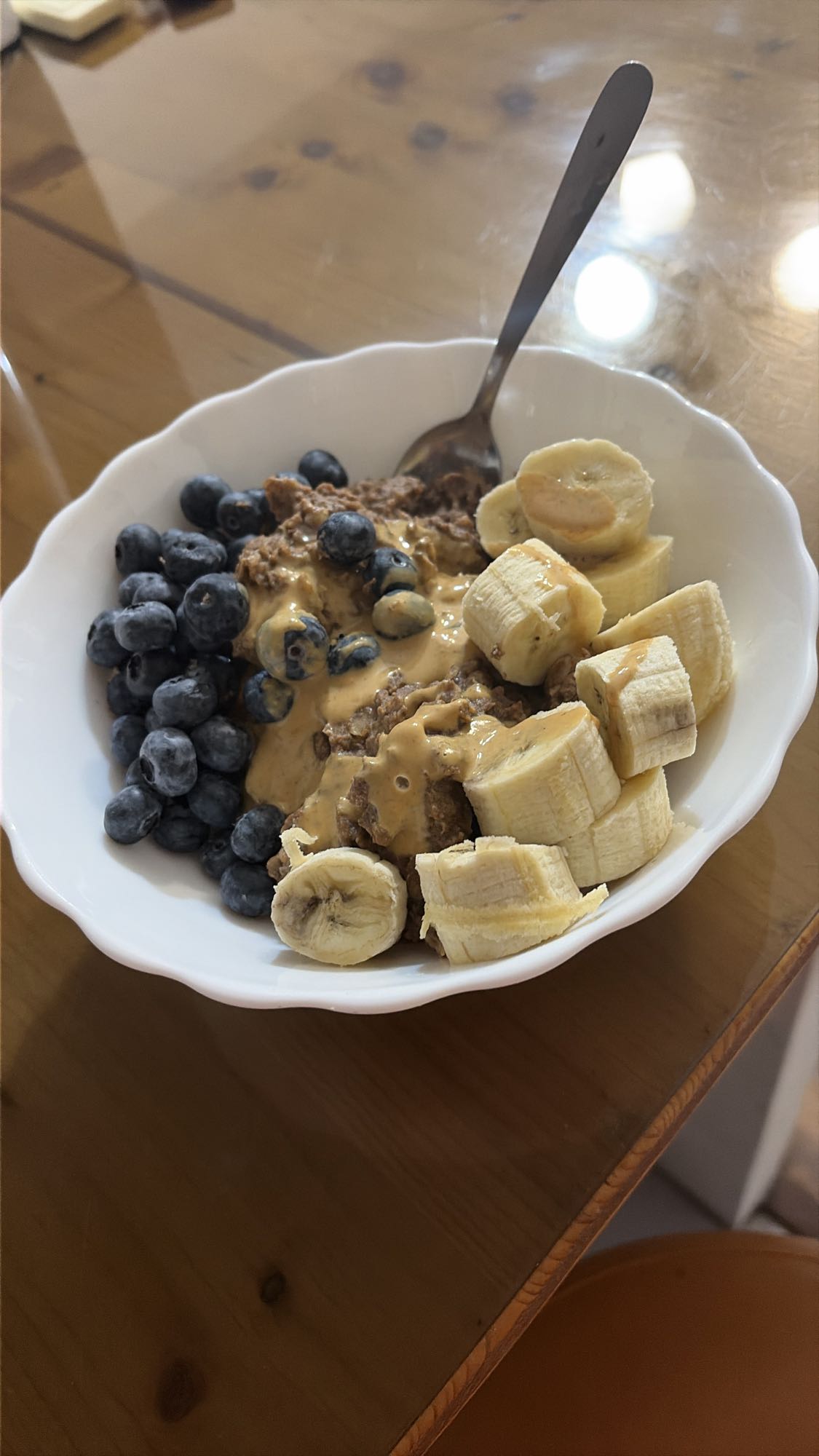 Terci de ovăz proteic cu banană, afine și ciocolată neagră