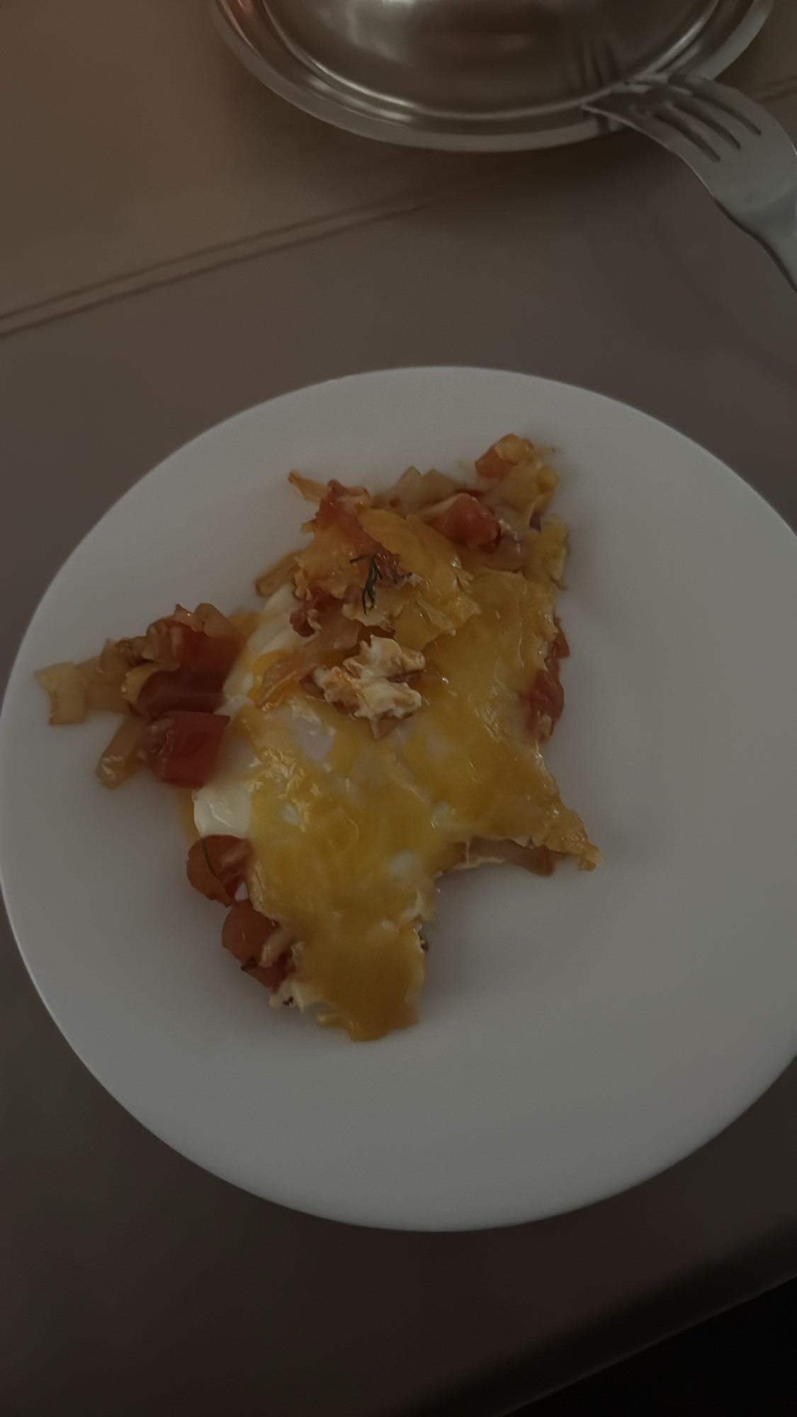 яичница с овощами и сыром