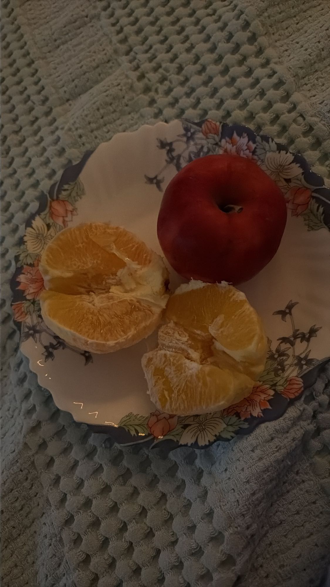 Măr mic roșu și o portocală