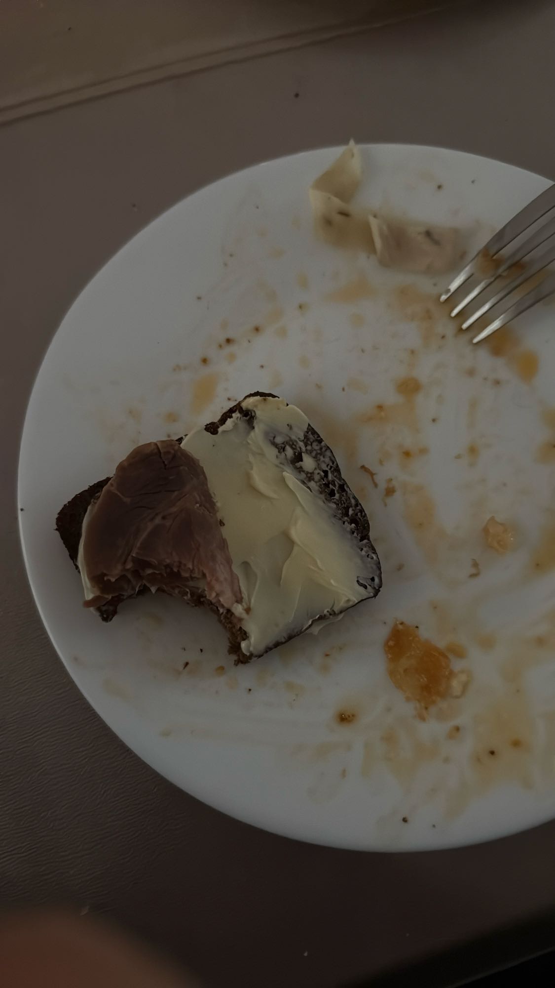 бутерброд с маслом и паштетом