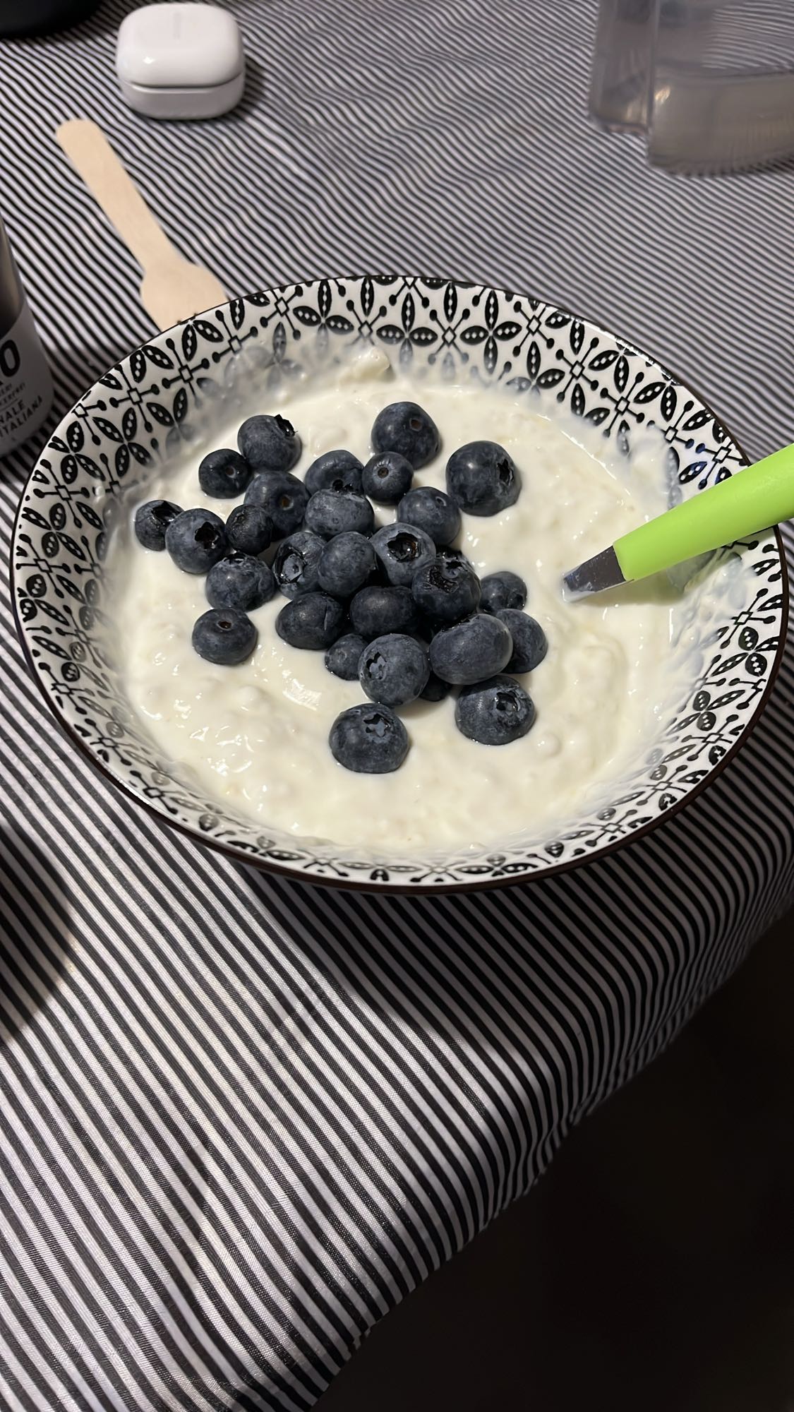 Кисело мляко с боровинки