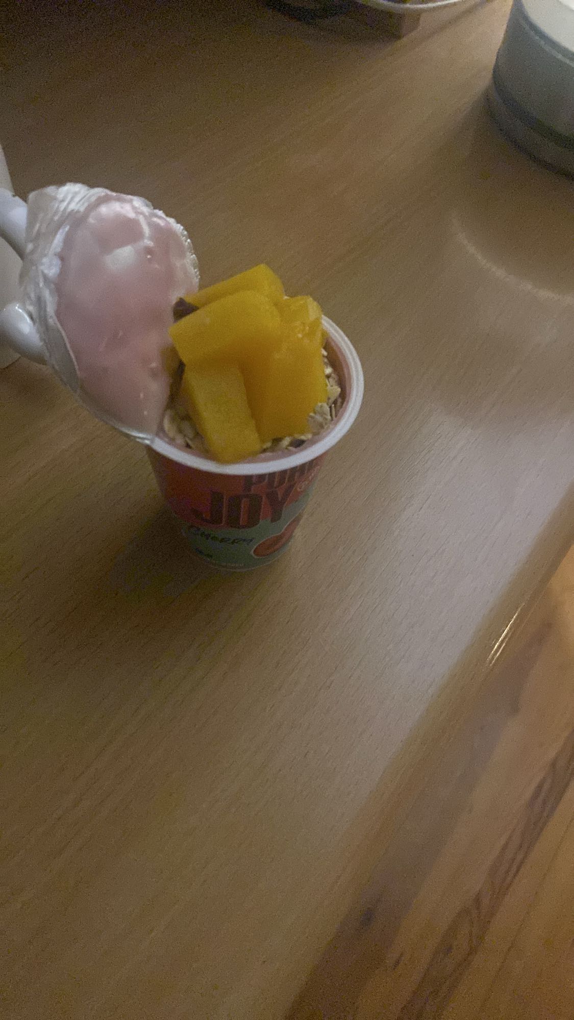 jogurt z owocami i musli