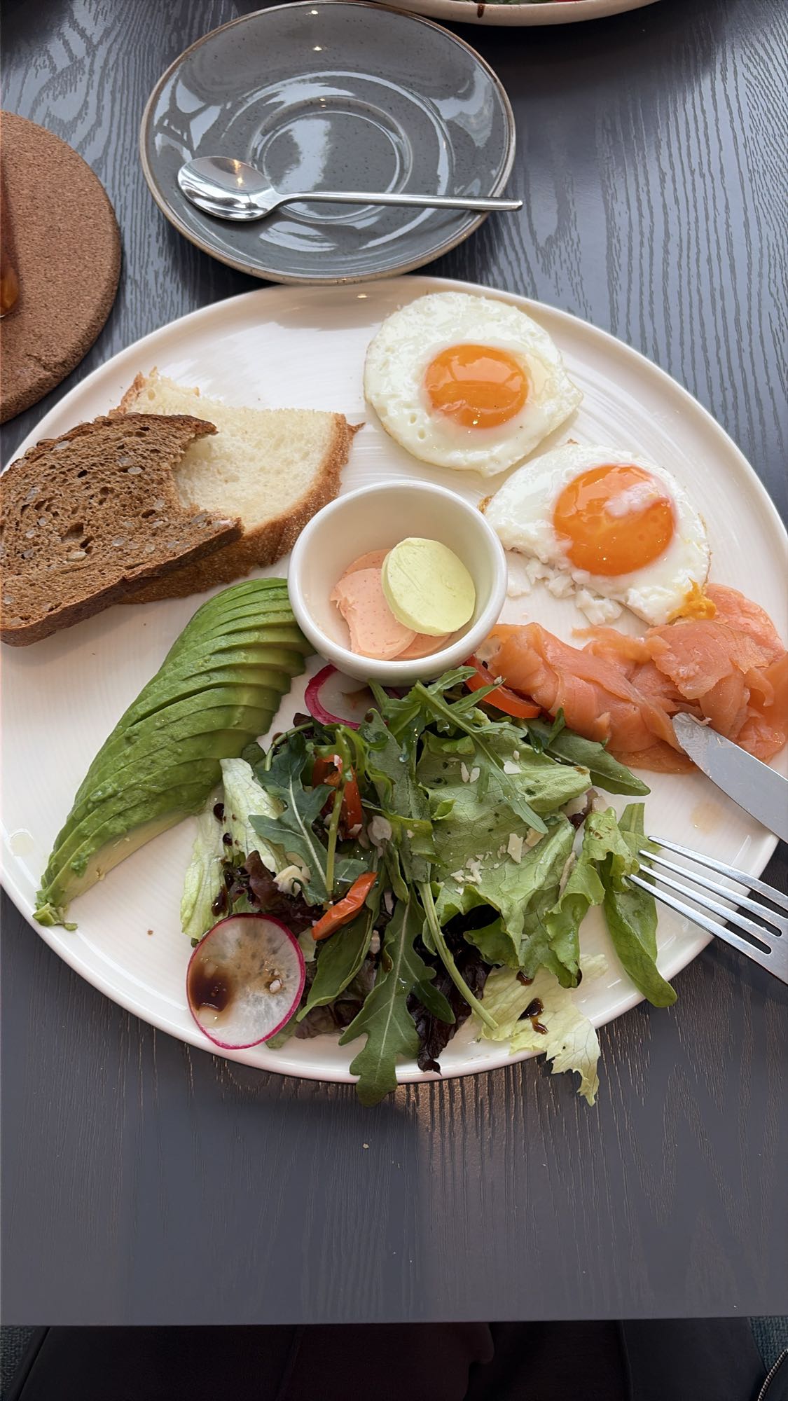 Завтрак с яйцами и лососем