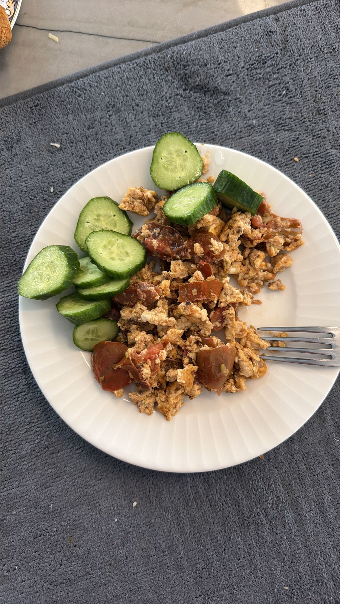 Scrambled eggs & cucumber
