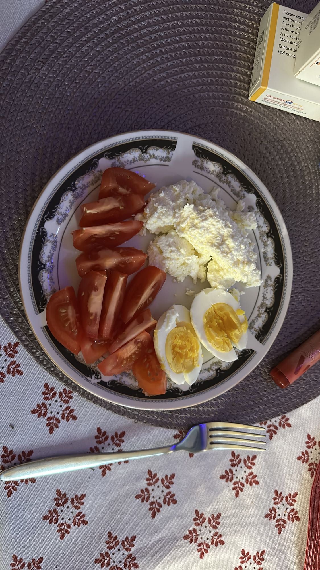 Mic dejun cu ou, brânză și roșii