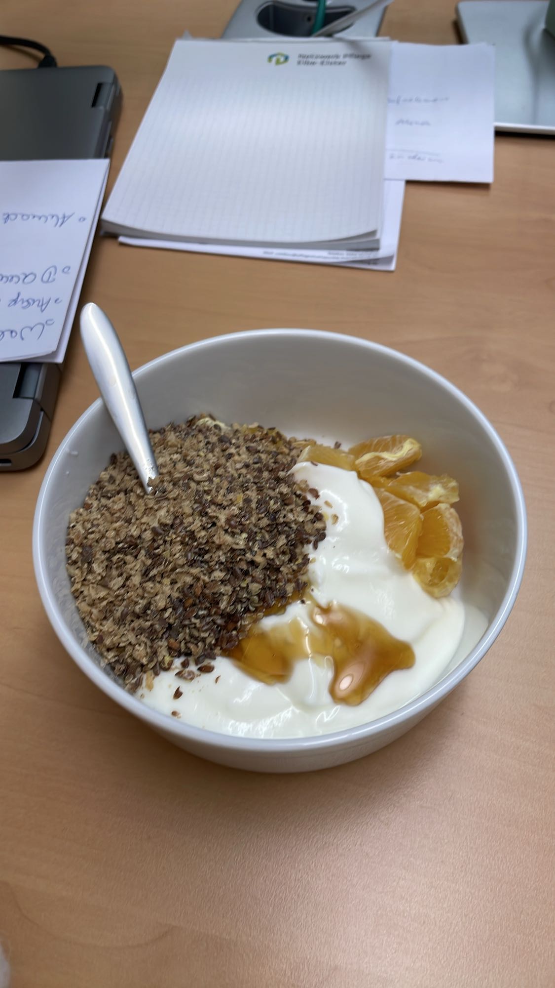 Jogurt z musli, pomarańczą i miodem