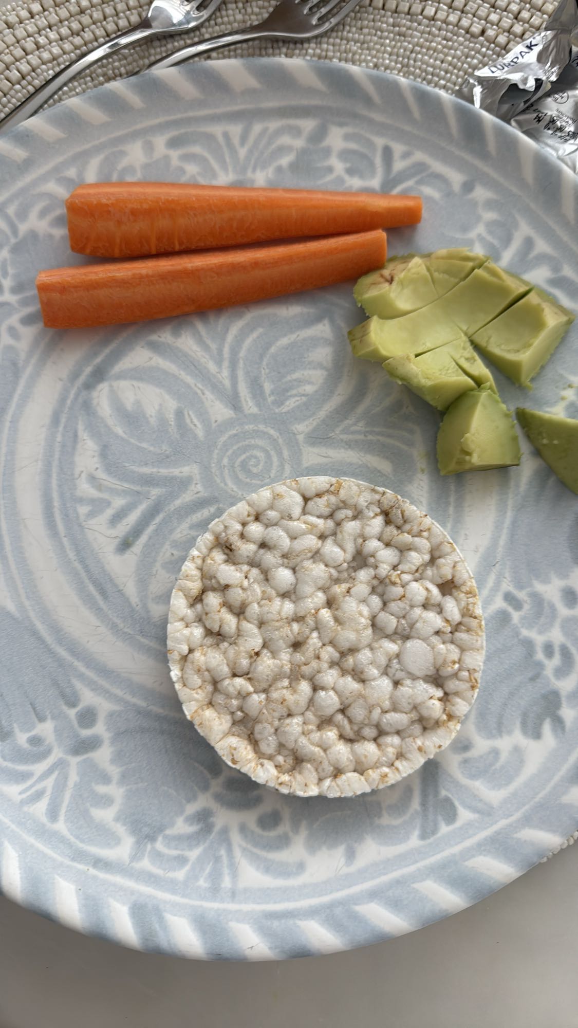 Rijstwafel met wortel en avocado