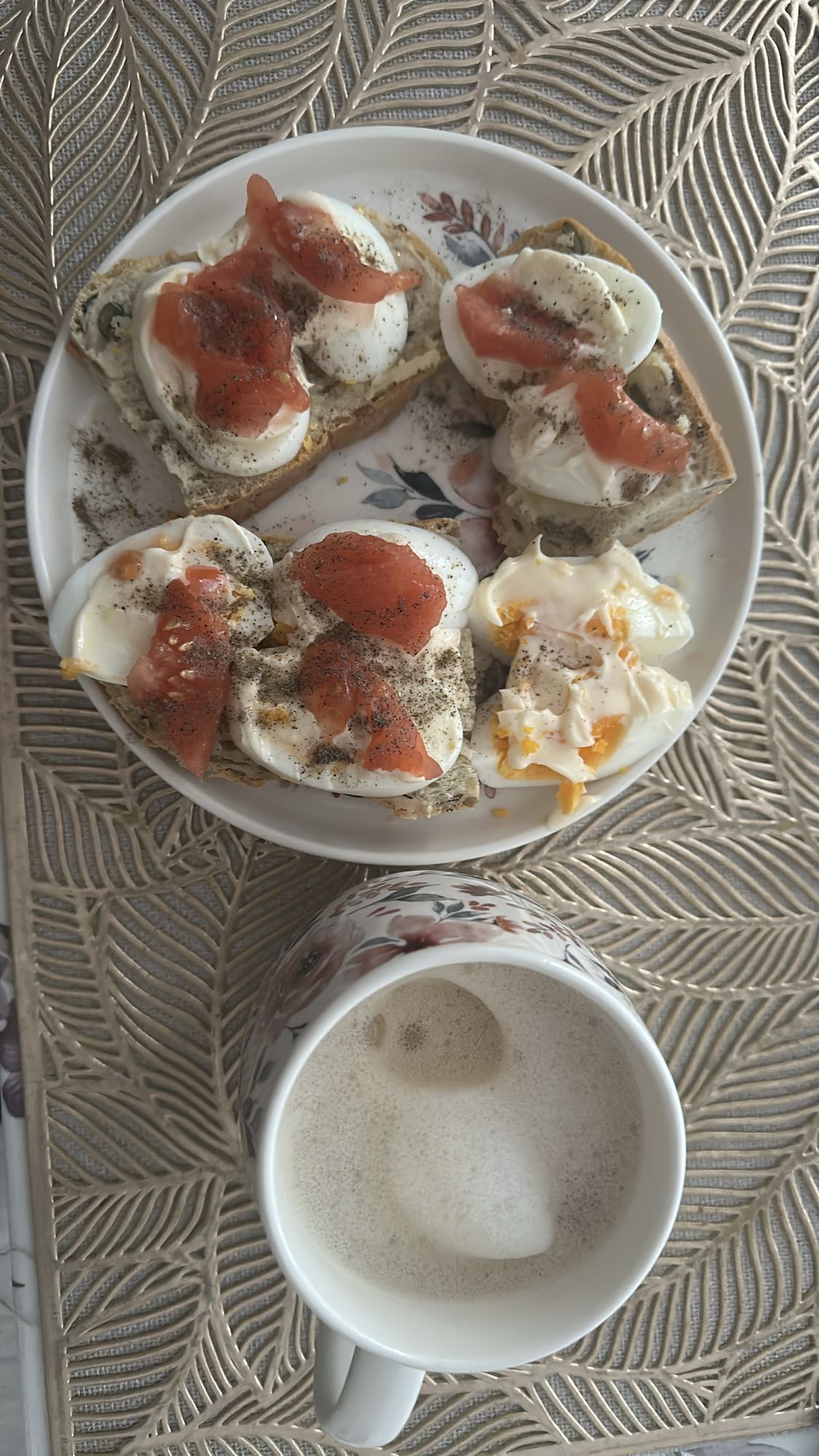 Kanapki z jajkiem i kawą