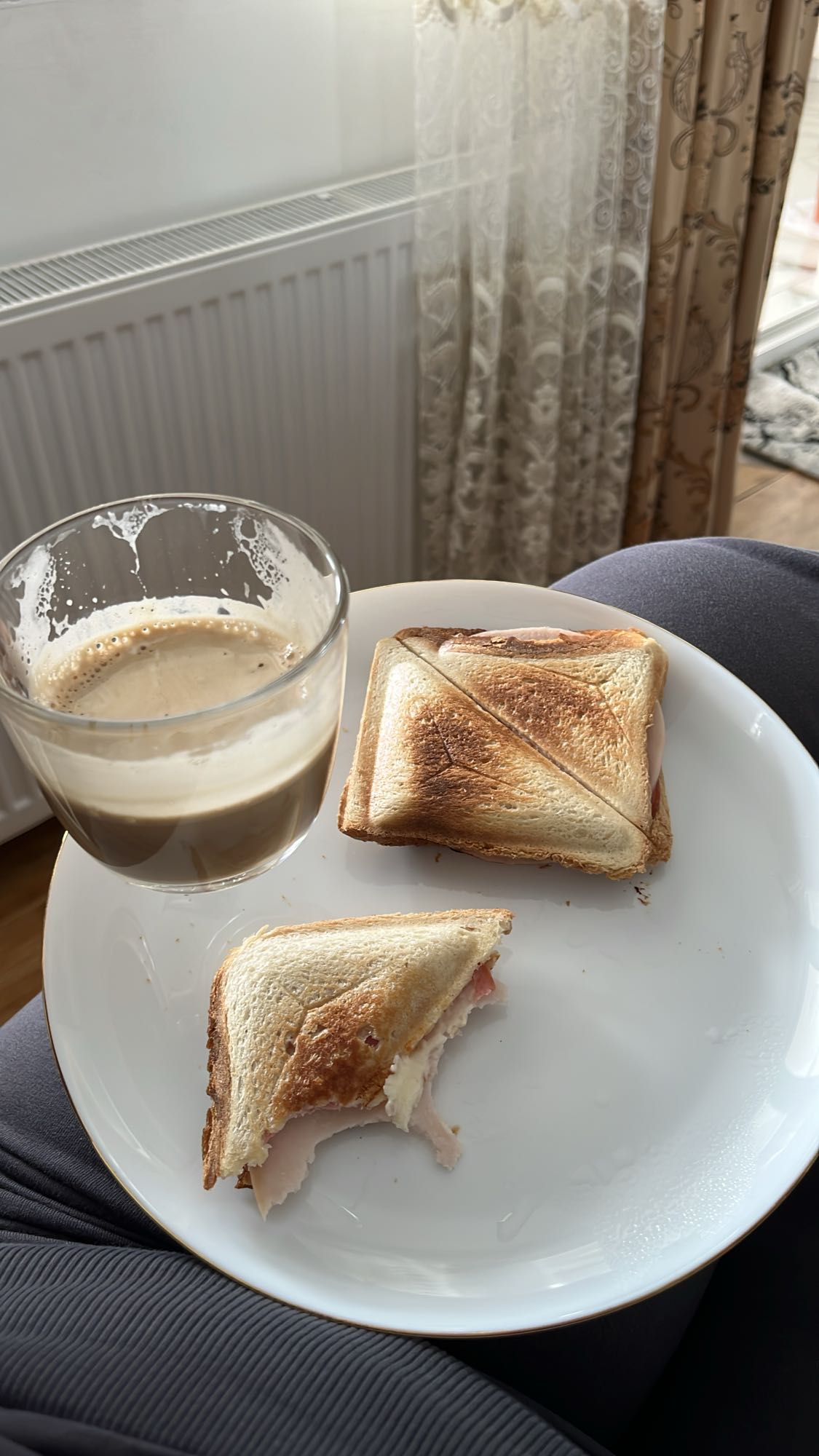 Sandviș cu șuncă și cafea