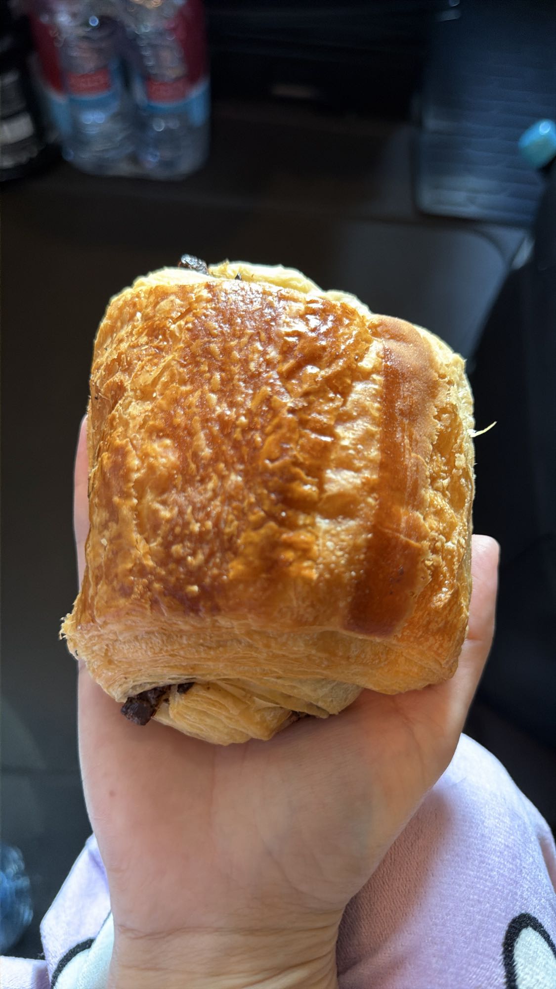 Pain au chocolat cu cafea cu lapte