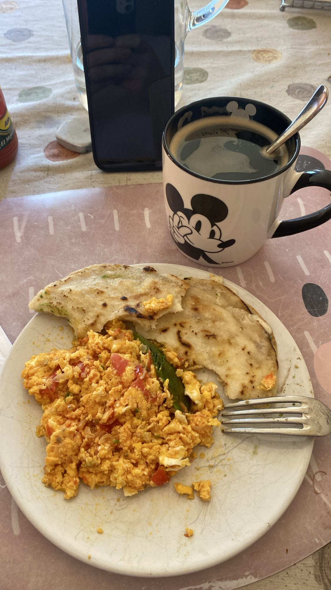 Desayuno con huevo y café