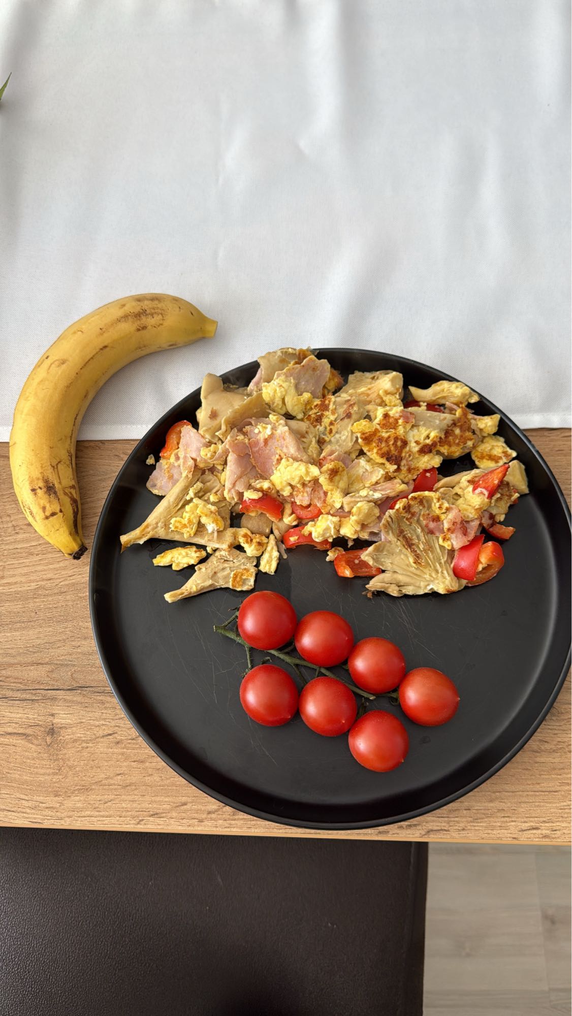 Mic dejun cu ouă și legume