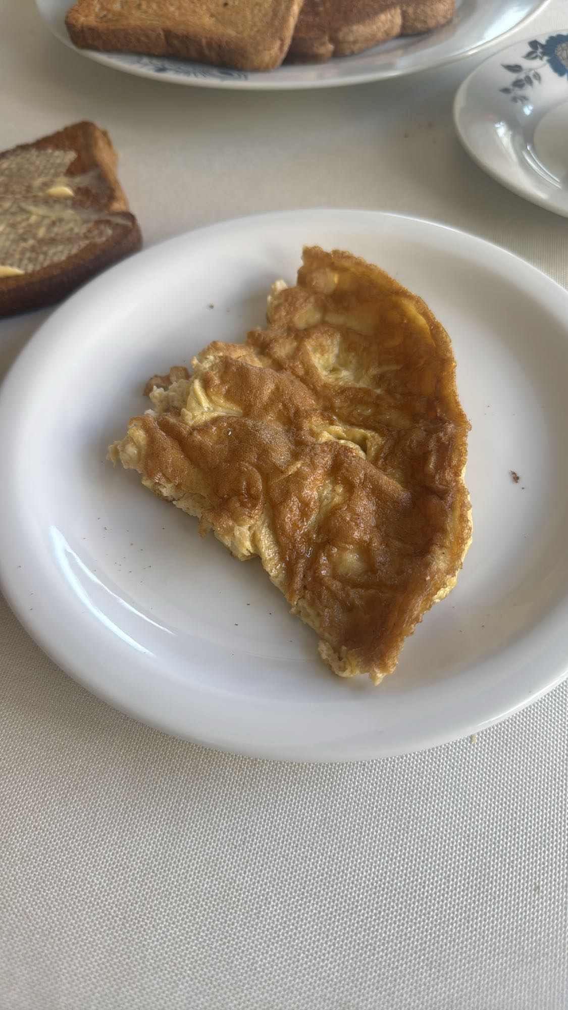 Omelete com torradas