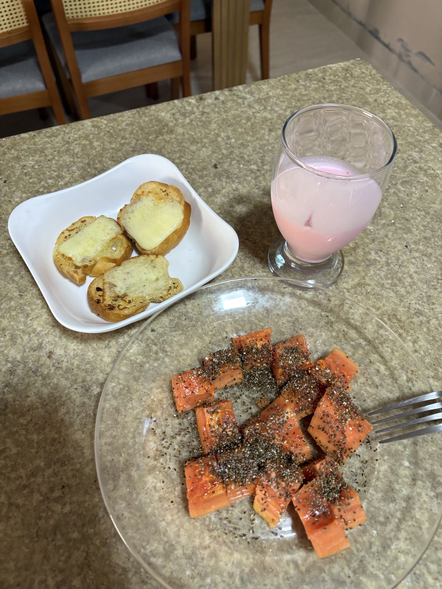 Lanche com mamão e torrada