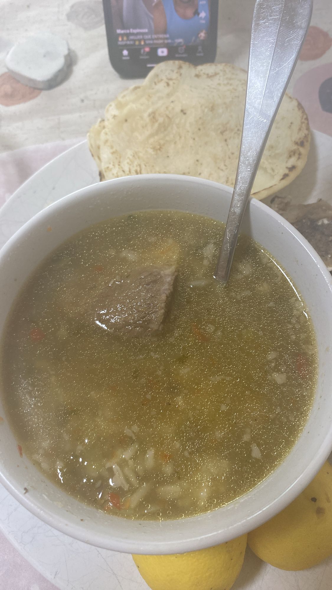 Caldo de res con tortillas