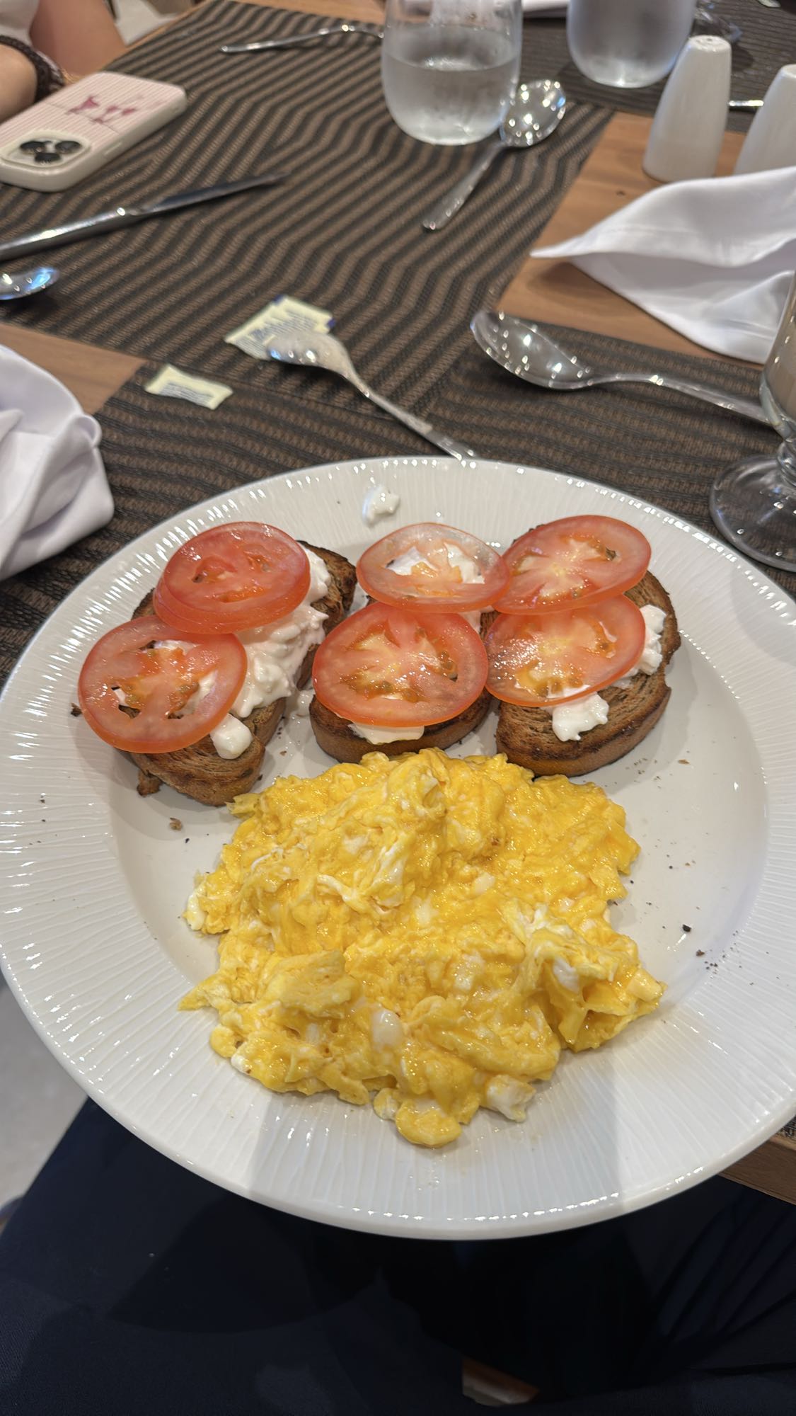 Tostadas con huevo revuelto