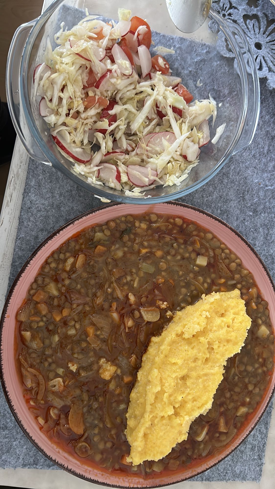 Lentejas con polenta y ensalada