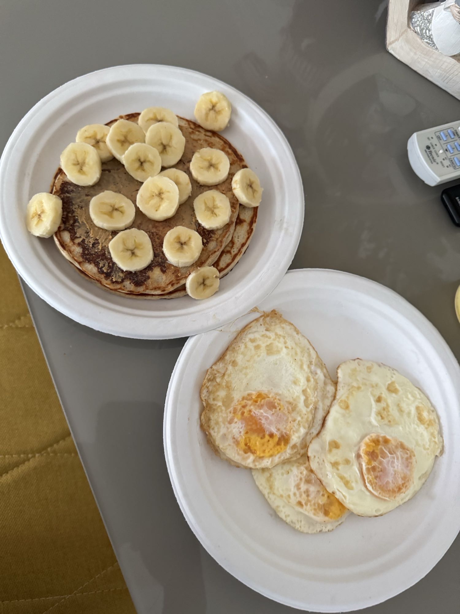 Desayuno con hotcake de avena, proteína, huevos y banano