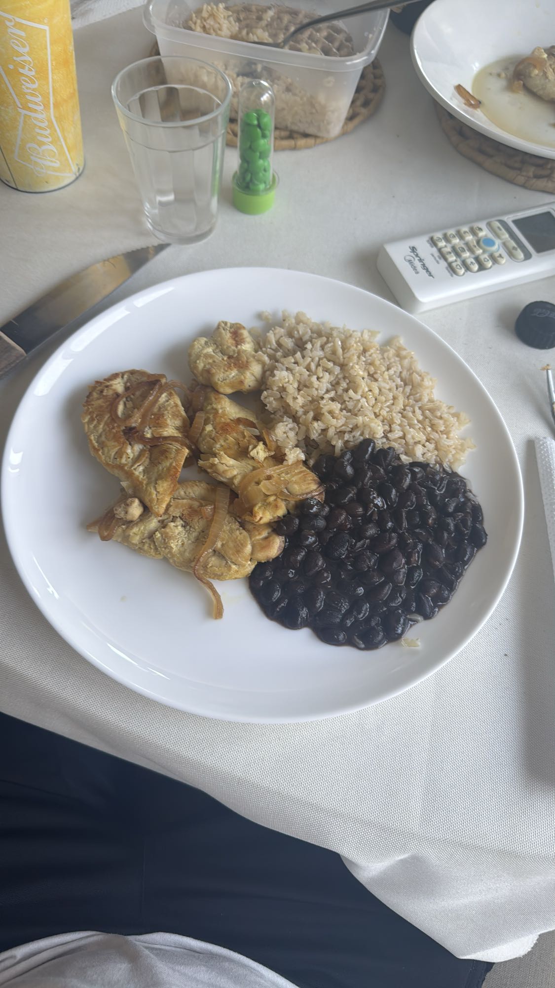 Frango com arroz e feijão