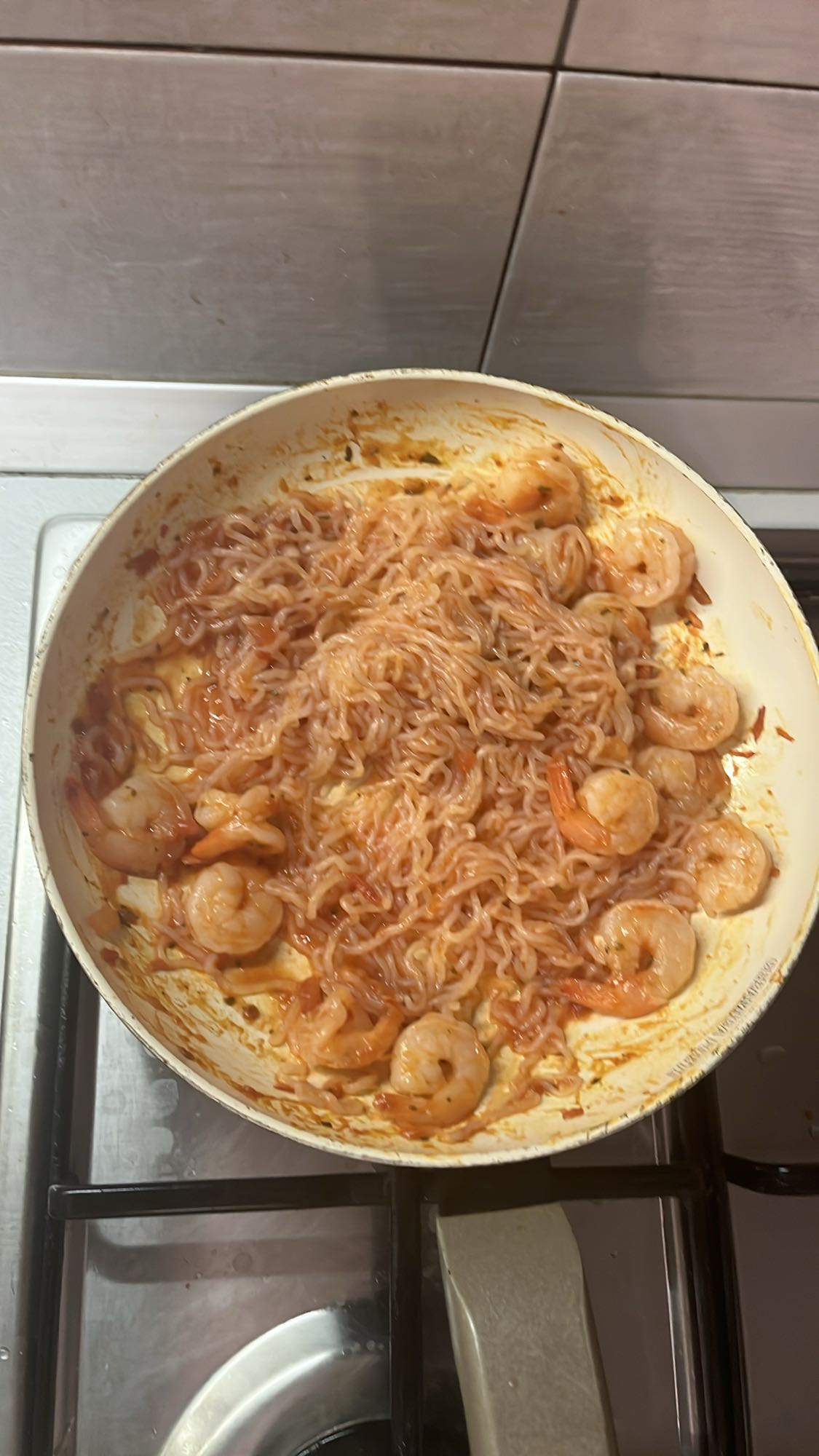 Tăiței cu creveți și sos roșu