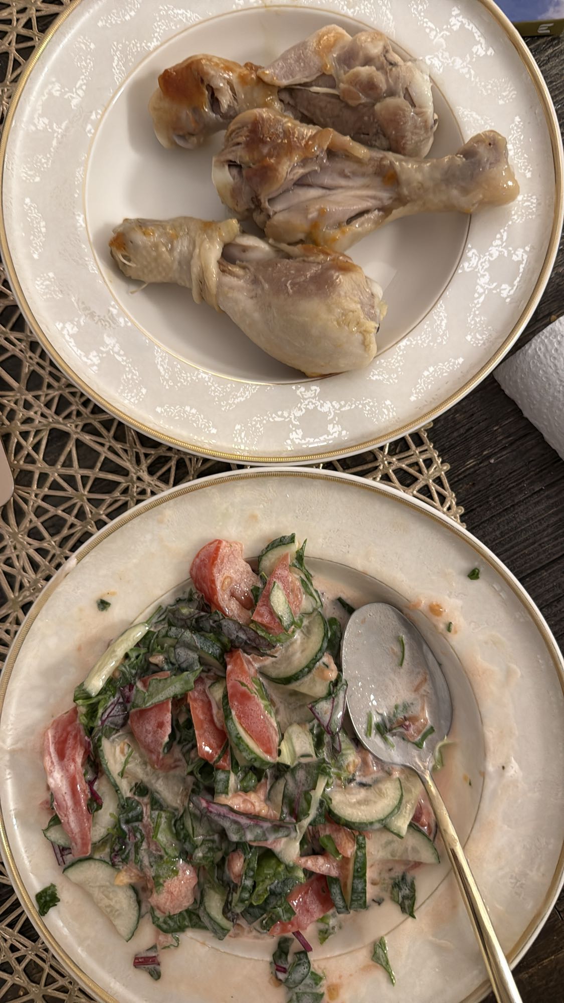 Курица с овощным салатом