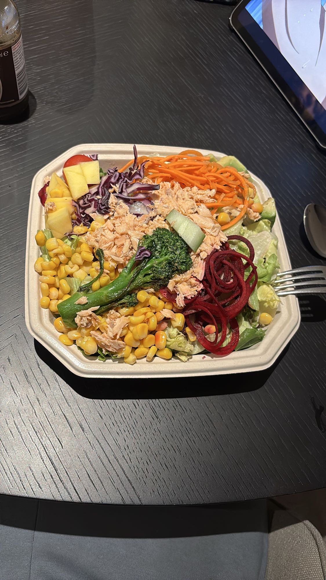 Salade colorée au saumon