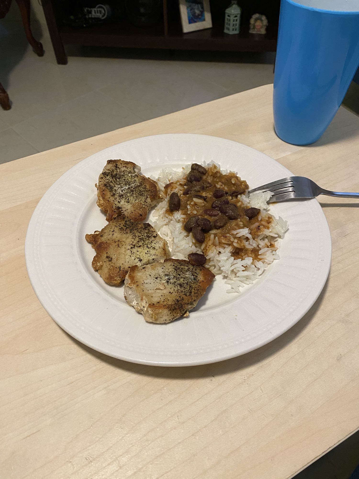 Cerdo con arroz y frijoles