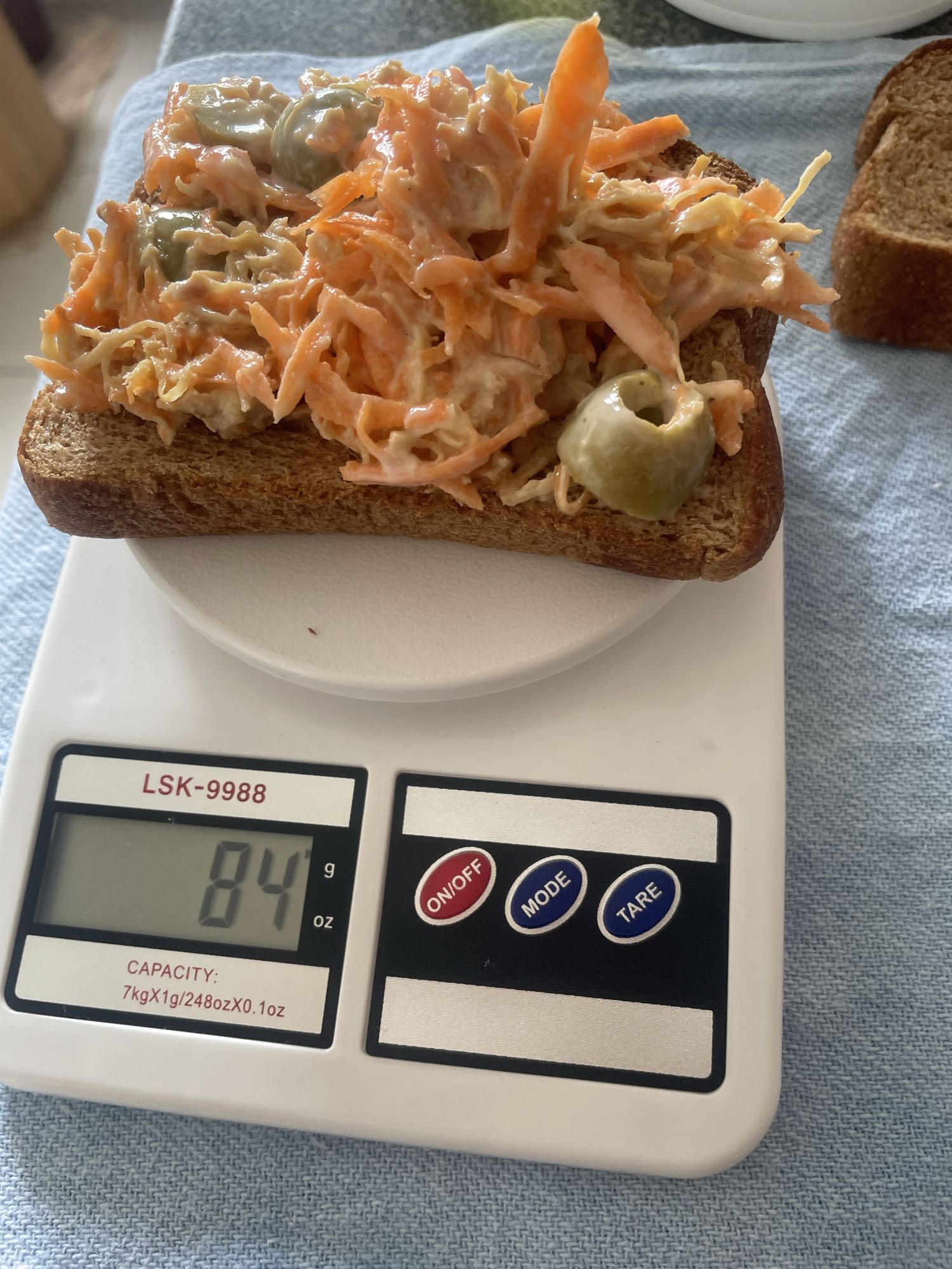 Torrada com salada cremosa