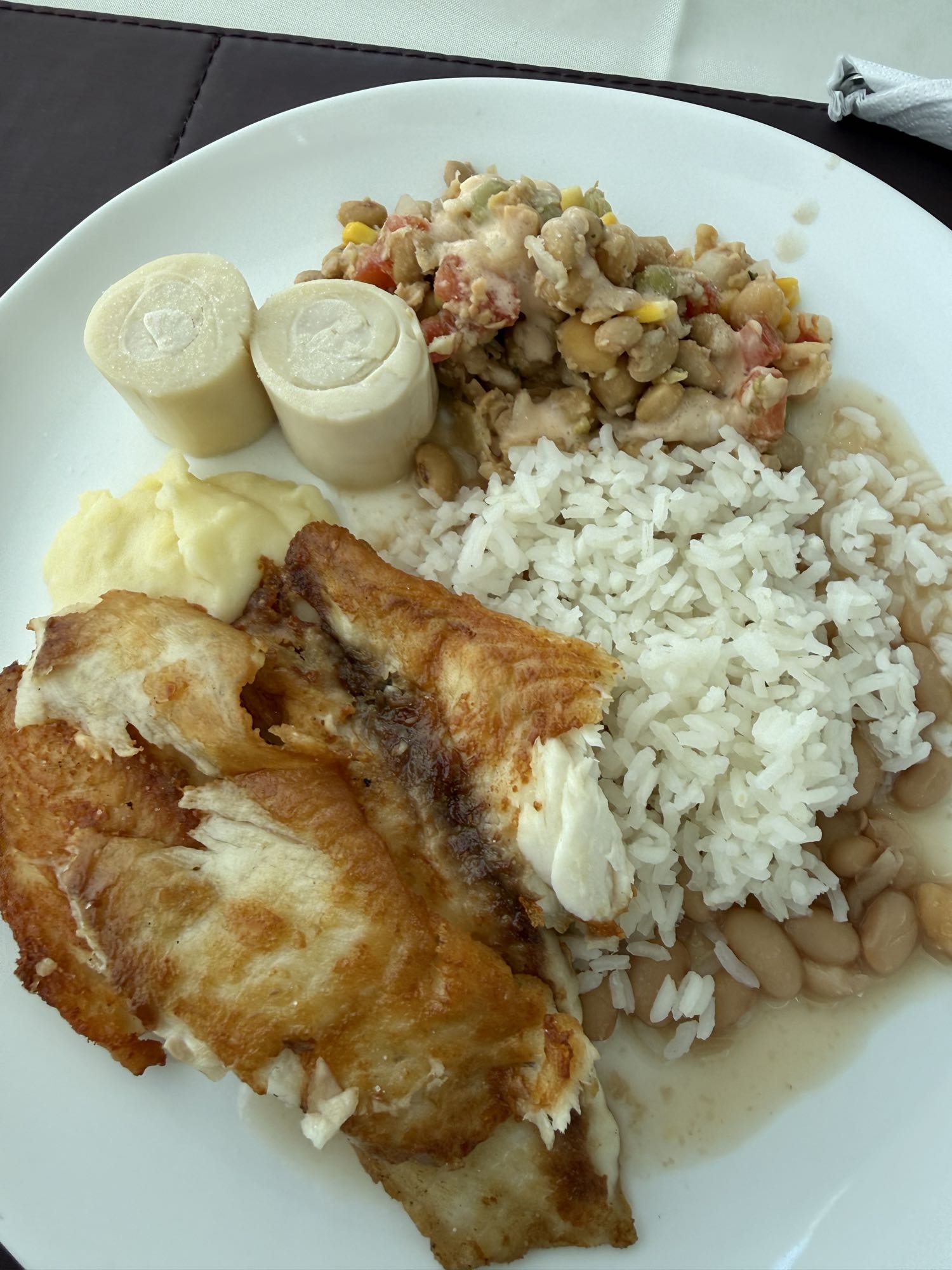 Peixe com arroz e legumes