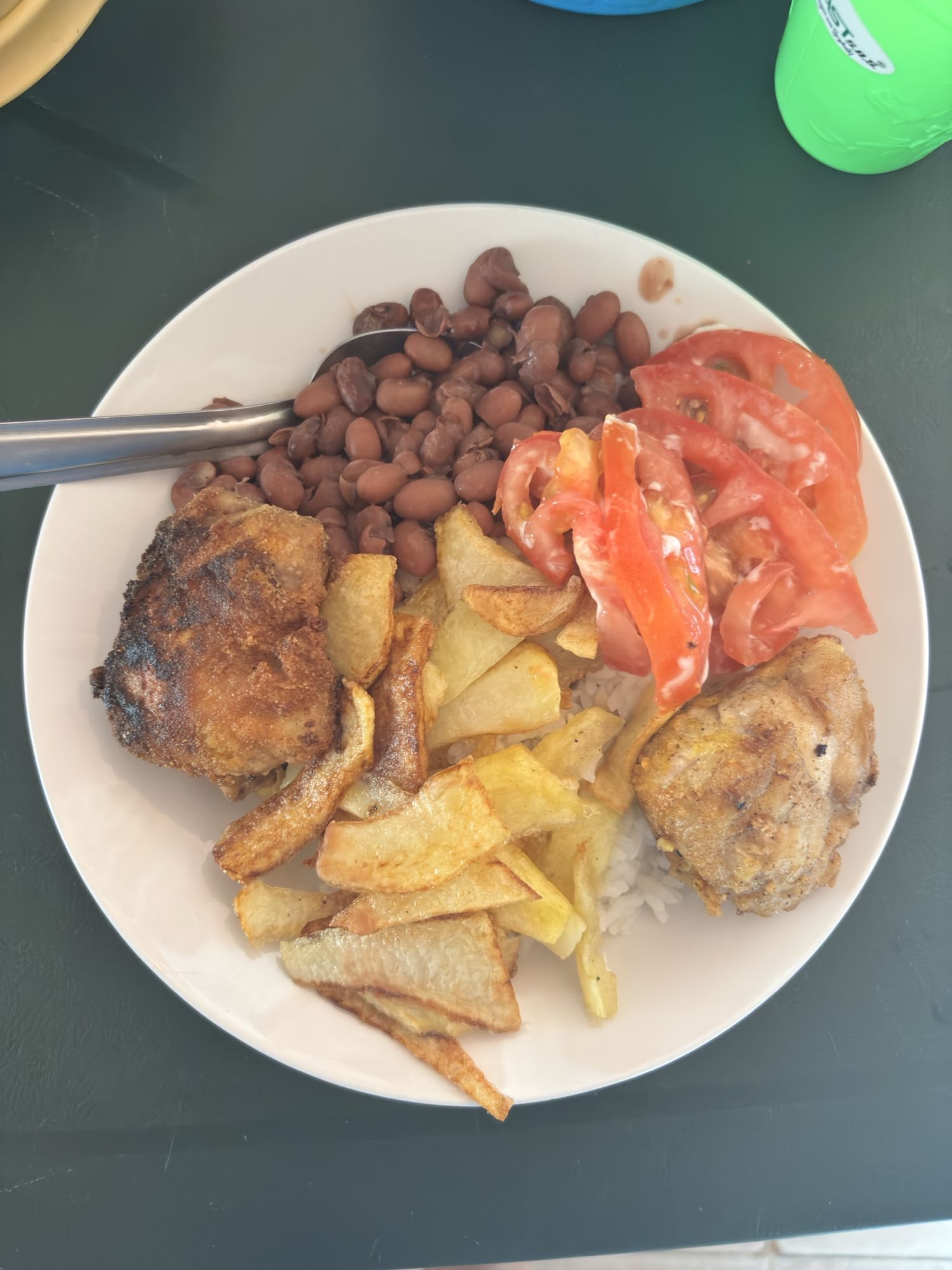 Pollo con papas, arroz y frijoles
