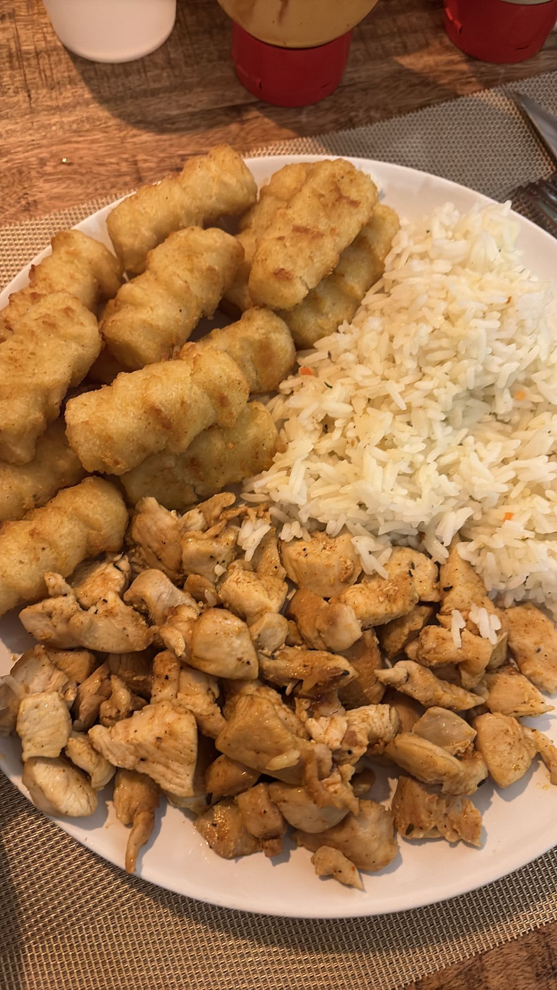 Kip met rijst en nuggets