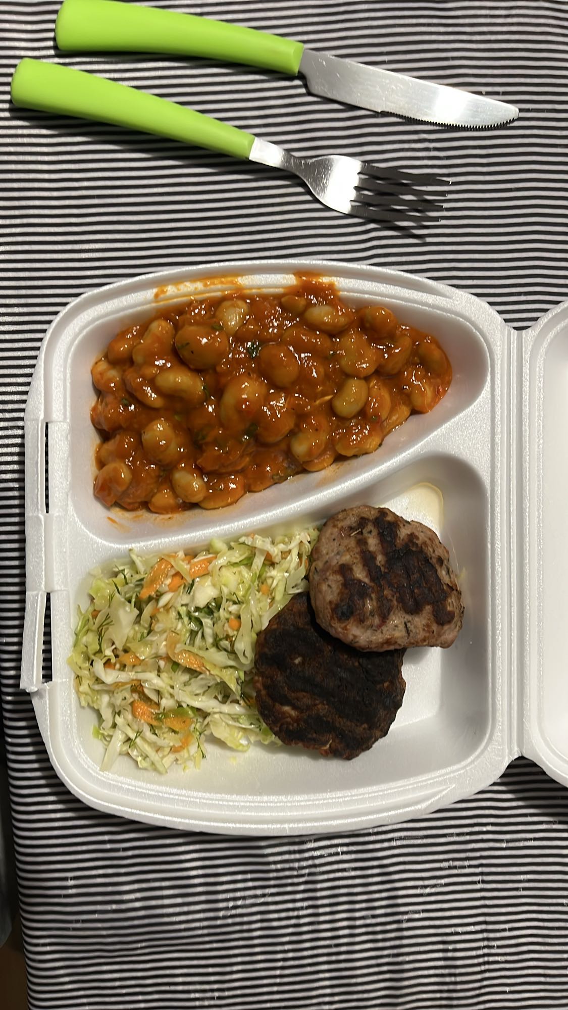 Кюфтета с боб и салата