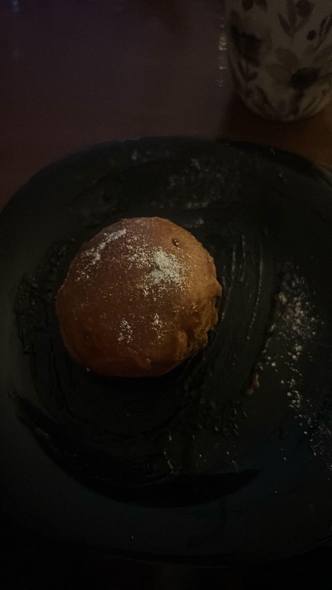 pączek z cukrem pudrem