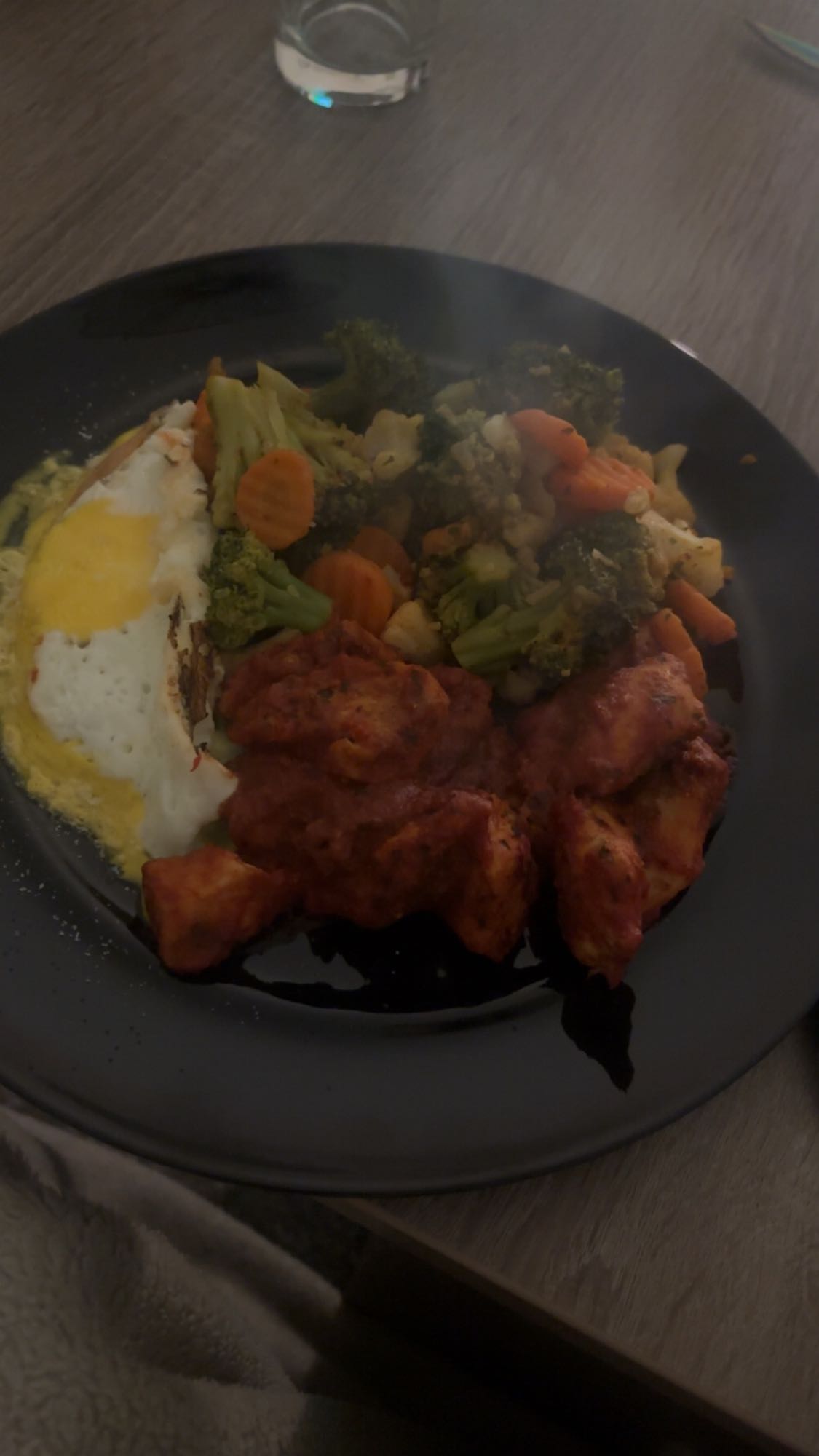 Poulet sauce, légumes, œuf