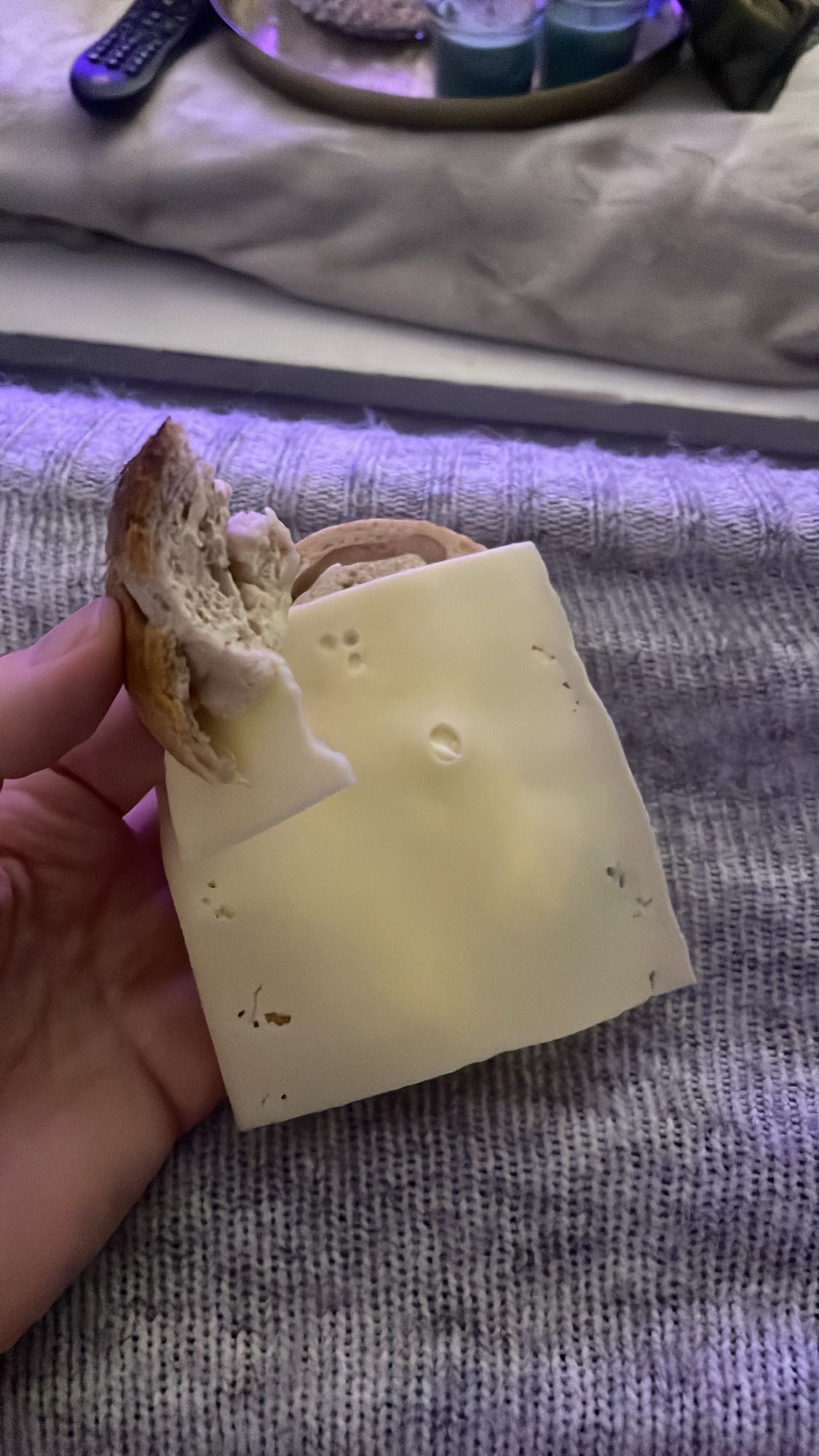 Bułka z żółtym serem