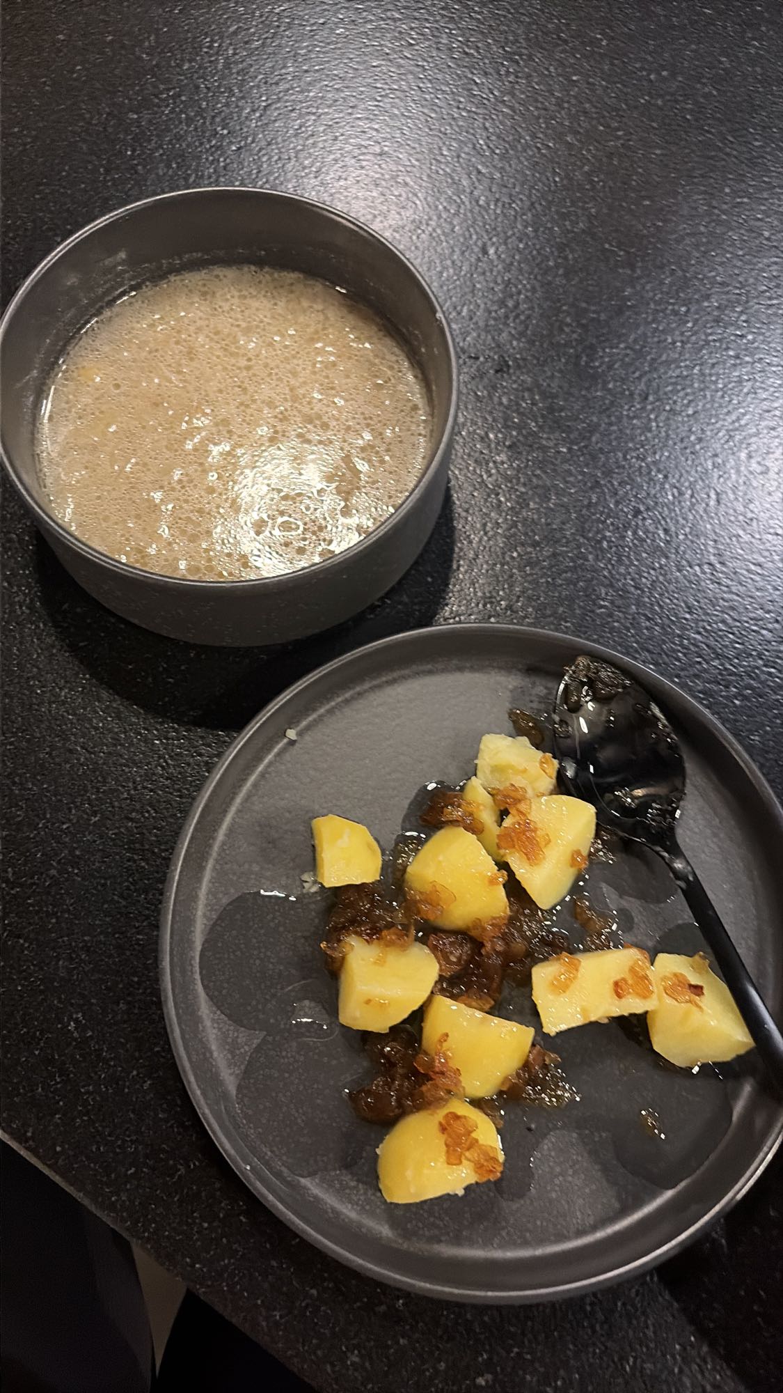 Ziemniaki z cebulą i żur