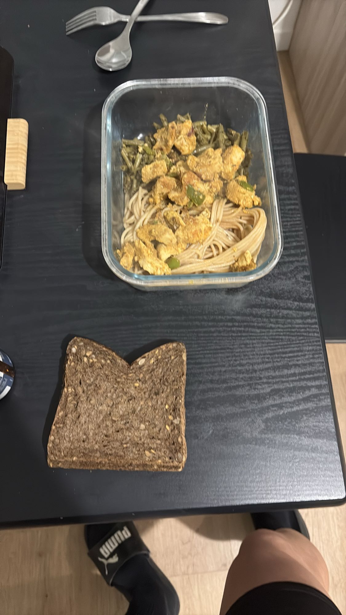 Poulet pâtes et pain